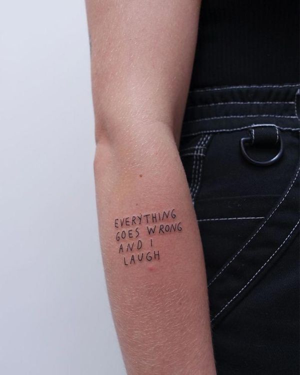 Татуювальник набиває клієнтам написи, про які вони нічого не знають, але в них багато сенсу. Татуювання наосліп.