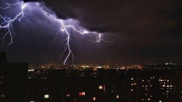 У Києві попередили про сильні пориви вітру. Киян попереджають про штормовий вітер, під час грози вітер буде досягати 15-16 м/с.