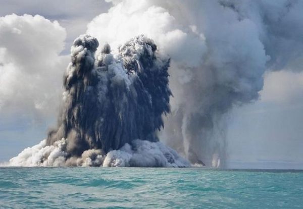 На Гаваях стався масштабний вибух вулкана. На Гаваях стався новий викид лави, з-за чого безпосередньо в океані стався величезний вибух.