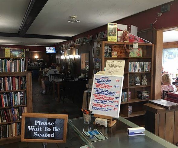 Ресторан, що разом зі стравою віддає гостям книгу. Загалом власники подарували відвідувачам 2,5 мільйона книг!