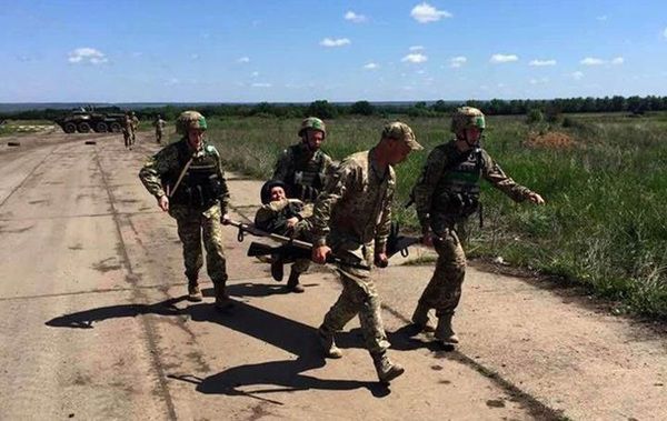На Донбасі 21 обстріл: у ЗСУ нові втрати. За даними української розвідки, вогнем три сепаратиста були вбиті, ще троє поранені. При цьому обидві сторони не застосовували важке озброєння.