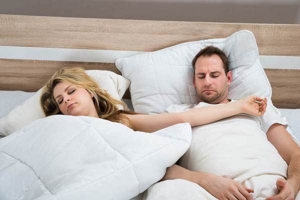 На якій стороні ліжка повинна спати дружина. Ліворуч чи праворуч?