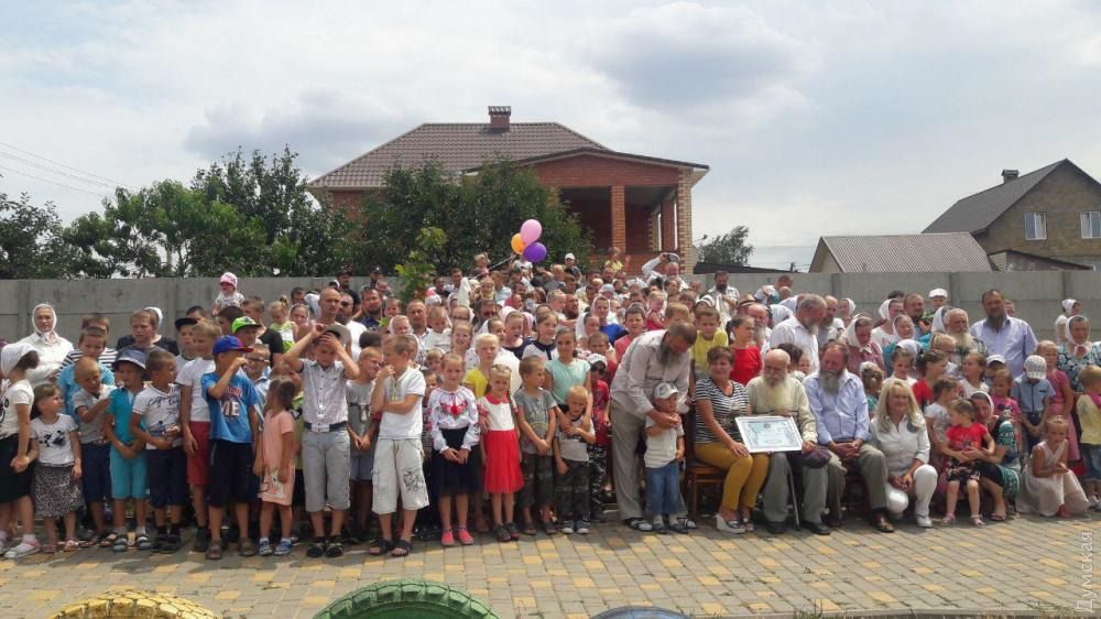 Сім'я з Одеської області, що складається з 346 чоловік, хоче встановити світовий рекорд. В Одеській області хоче встановити світовий рекорд сім'я, що складається з 346 чоловік.