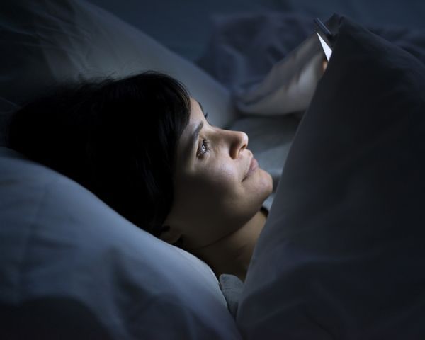 Ніколи не ставте телефон поруч з головою. Ось причина!.  Зведіть до мінімуму тривалість дзвінків і ніколи не лягайте спати близько до телефону.