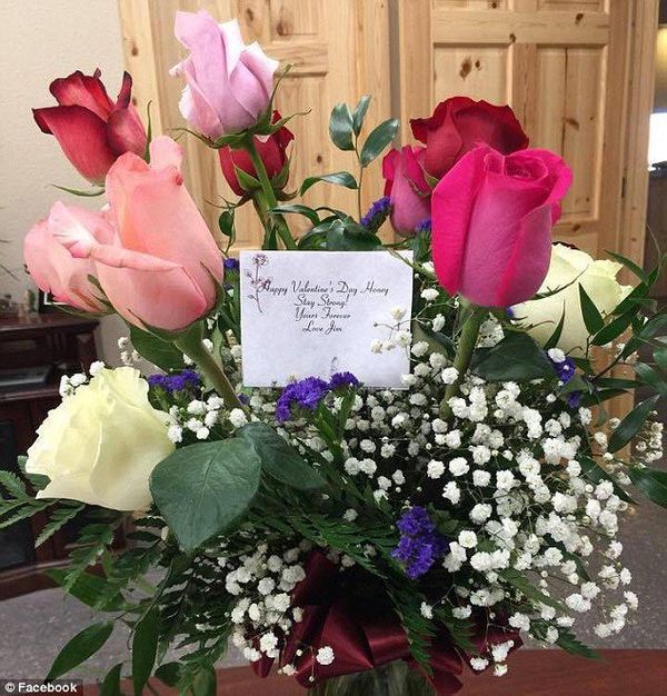 Вдова була шокована, коли отримала букет квітів від покійного чоловіка на День святого Валентина. Уявіть, що зазнала вдова, отримавши букет від чоловіка, який помер 8 місяців тому.