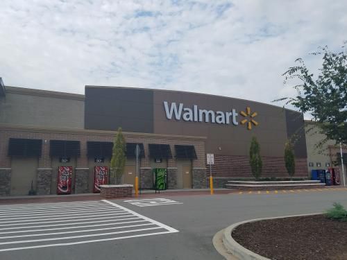 Єнот влаштував переполох в магазині Walmart. Магазин Walmart в Теннессі був закритий близько шести годин, поки єнот блукав по магазину і ховався від співробітників, які намагалися його зловити .