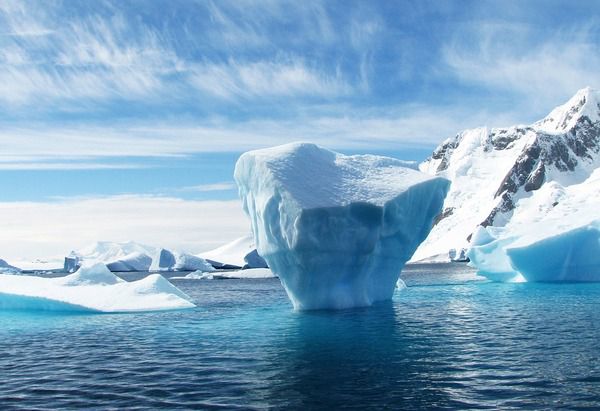 Учені розповіли про небезпеку танення мега-айсбергу. Гігантський уламок відколовся від льодовика Ларсена в Антарктиді в минулому році.