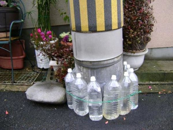 Навіщо японці ставлять пляшки з водою біля своїх будинків. Відповідь здивує багатьох. Ті, хто часто бував в Японії і в деяких країнах Європи, наприклад, в Іспанії, напевно, помічали, що біля багатьох будинків стоять пляшки з водою. Робиться це в практичних цілях.