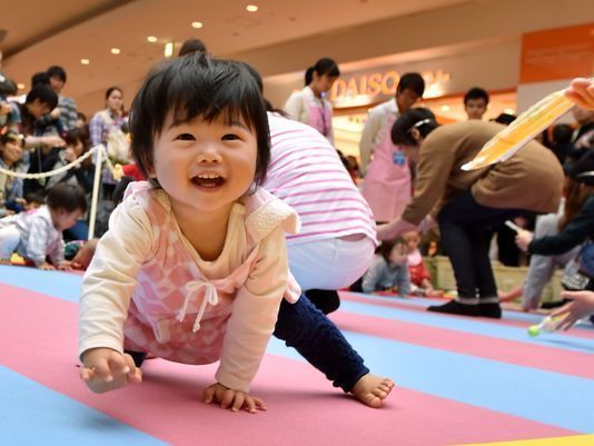 Скандал в японському дитячому садку розкрив проблему матері і дитини в цій країні. Норма буття для Японії: принесіть своє особисте життя у жертву роботі.
