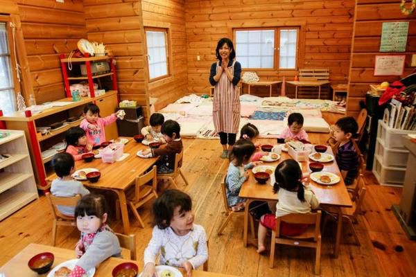 Скандал в японському дитячому садку розкрив проблему матері і дитини в цій країні. Норма буття для Японії: принесіть своє особисте життя у жертву роботі.