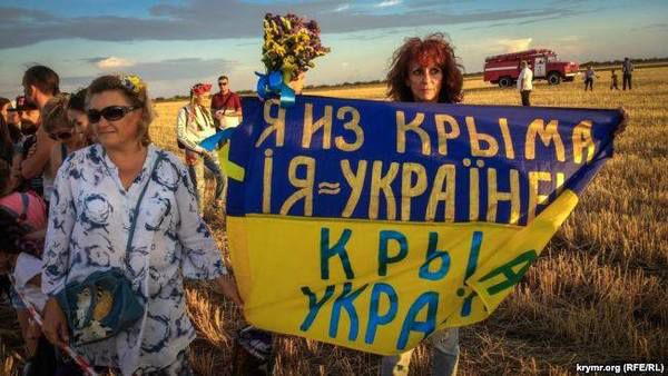Українці – згуртовані та незламні! Петро Порошенко подякував музикантам гурту Бумбокс. Музиканти гурту Бумбокс вчора зіграли концерт на кордоні з анексованим Росією Кримом.