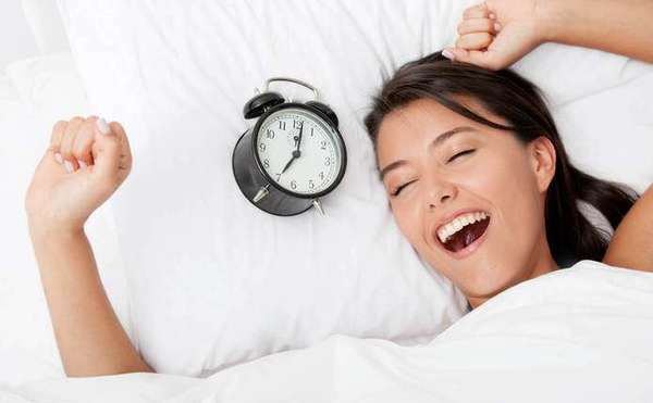 Медики повідомляють, що треба засипати з позитивними емоціями. Люди, які прокидаються з очікуванням напруженого стресового дня.