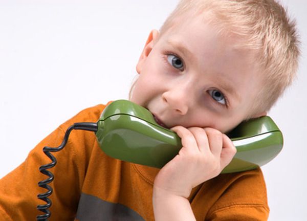Бос подзвонив додому своєму співробітникові, але дитині по телефону довелося сказати щось втішне!. Цікавий діалог!