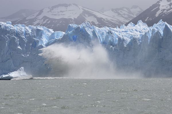 Дослідники зняли рідкісні кадри руйнування льодовика Хельхейм. Вчені зафіксували на відео формування шестикілометрового айсбергу, що відколовся від гренландського льодовика Хельхейм.
