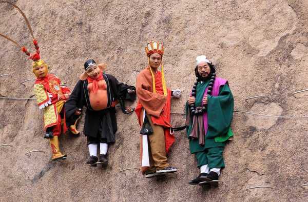 У Китаї відбулося весілля, яке побило всі рекорди з оригінальності і неймовірності!. Молодята відзначили найважливіший день в житті, зависнувши на горі.
