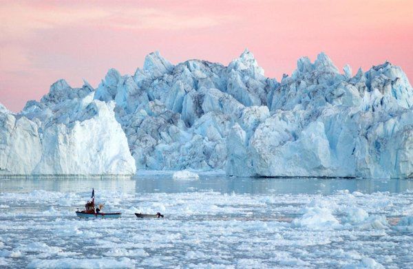Величезний айсберг може затопити село в Гренландії. Айсберг важить приблизно 11 тонн.