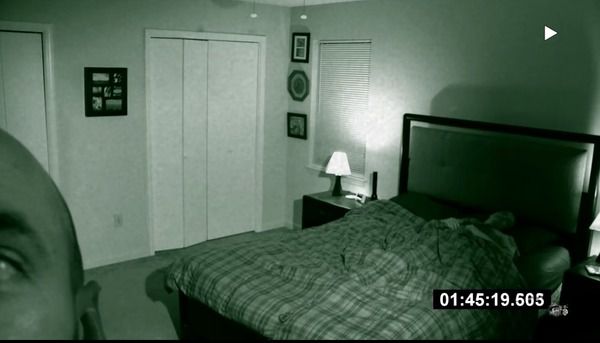 Хлопець перед тим, як лягти в ліжко, встановлює приховану камеру. Те, що вона зняла, вас явно шокує!. Подивіться на ці кадри, після такого не можна не повірити в надприродне!