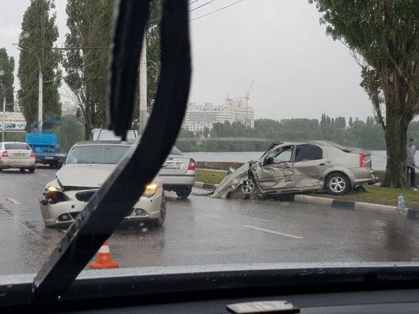 BMW під час дощу вилетів на зустрічну смугу - відео. 18 липня у Воронежі водій BMW не впорався з керуванням на мокрій дорозі і вилетів на зустрічну смугу, де зіткнувся з Рено.