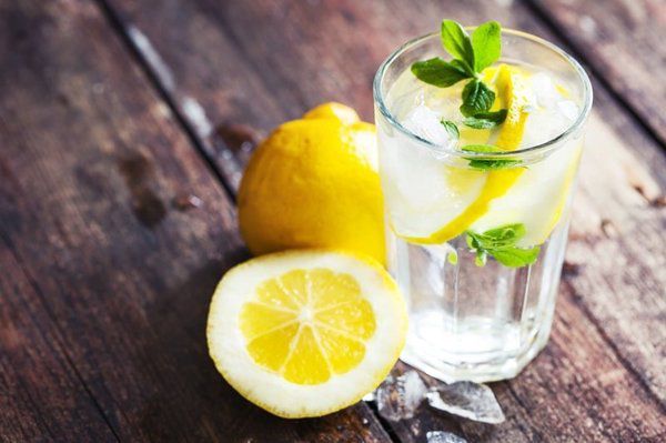 Навіщо пити воду з лимоном?. 10  причин пити воду з лимоном.