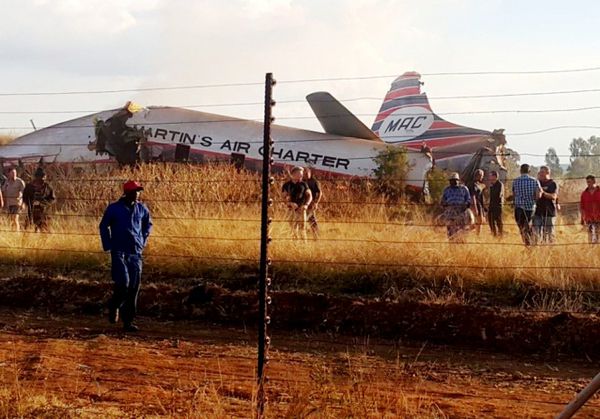 Чоловік в ПАР з крісла пасажира зняв момент аварії свого літака. У ПАР пасажир зняв на відео падіння літака з салону, при катастрофі лайнера 10 липня загинули двоє людей, ще 20 постраждали.