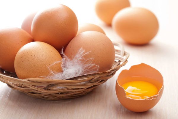 чому колір яєць відрізняється і який колір корисніший