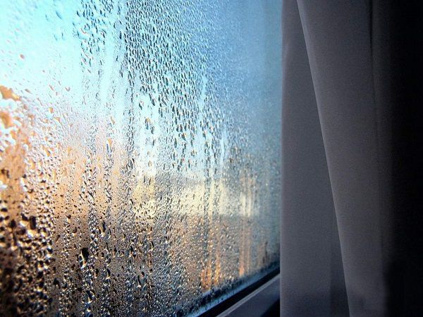 Як позбутися конденсату на пластикових вікнах. Слід влітку подумати про підвищення теплоізоляції, яка заощадить ваші кошти взимку.