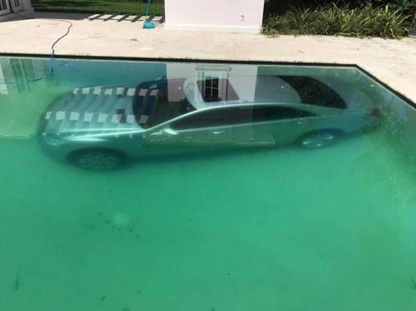 24-річна російська модель втопила Мерседес бойфренда в басейні. Mercedes S400, який обійшовся американському бізнесмену у більш ніж 100,000 $, опинився на дні басейну.
