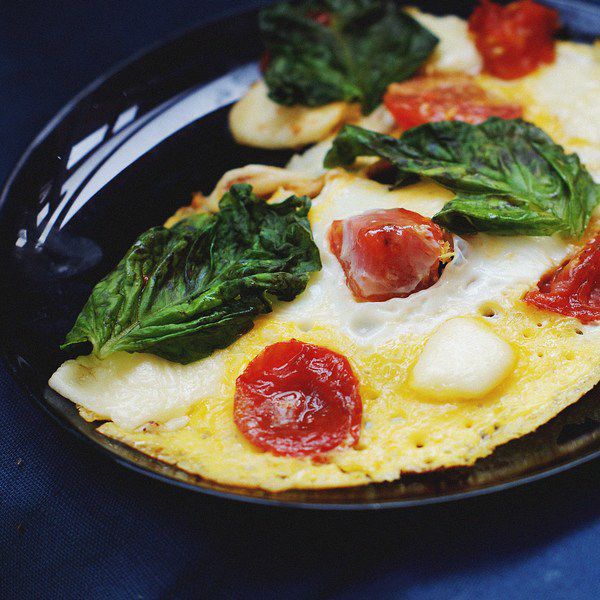 Рецепт дня: омлет з помідорами, моцарелою і базиліком. Смачний сніданок в італійському стилі.