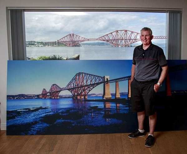 Чоловік купив на аукціоні фотографію залізничного мосту. І, тільки прийшовши додому, він усвідомив свою помилку. Він хотів повісити її у себе вдома, але сім'я була проти.