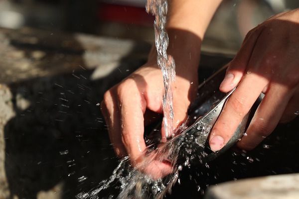 Ось чому під час грози категорично не можна ходити в душ і мити посуд. Бабусина мудрість - це не завжди дурниці.