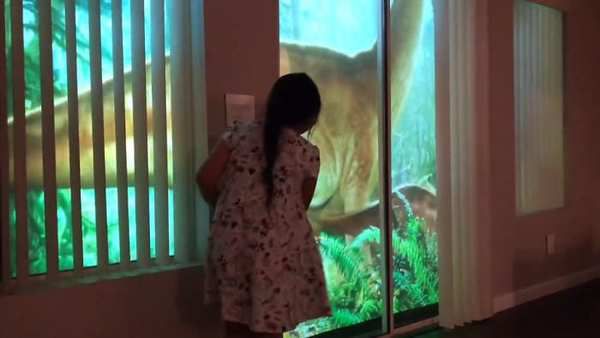 Дівчинка прокинулася і побачила за вікном справжніх динозаврів. Неймовірно реалістичні джунглі.