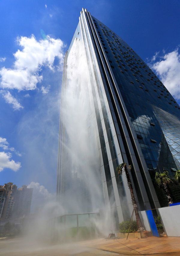 Китайці побудували водоспад на хмарочосі. У Китаї побудували 108-метровий водоспад, який спадає з хмарочосу, така краса потребує уваги.