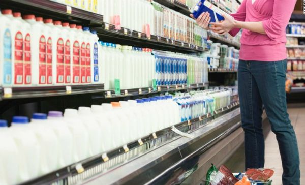Знежирене молоко небезпечне. Вчені назвали головні причини.