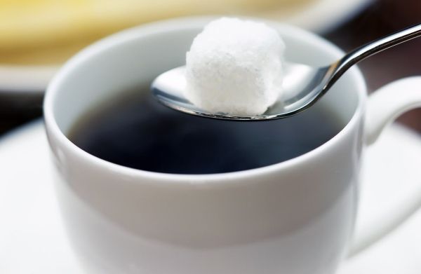 Медики розповіли, чим небезпечний чай з цукром. Звичка пити чай з цукром – одна з найшкідливіших. Нове дослідження групи американських вчених під керівництвом доктора Дуга Брауна завершилося вердиктом про те, що ласуни і любителі пити чай з додаванням цукру на 54% більше ризикують стати розумово відсталим.
