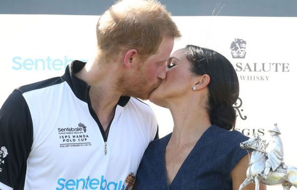 Порушуючи протокол: Меган Маркл і принц Гаррі пристрасно поцілувалися на публіці. Подружжя принц Гаррі і Меган Маркл не змогли стримати почуттів.