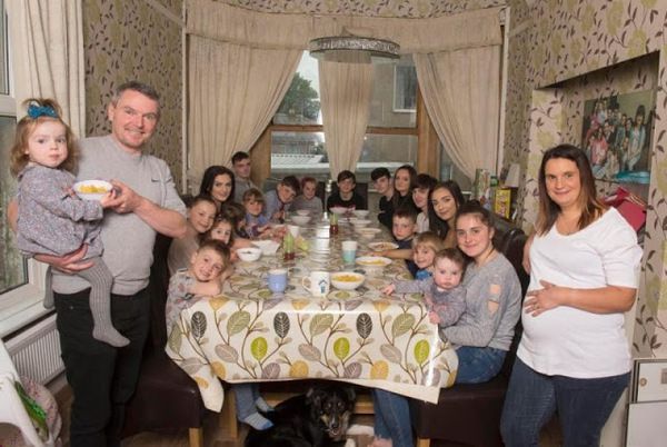 42-річна жінка народила свою 20-ту дитину!. Ось як виглядає їхній звичайний сімейний обід.