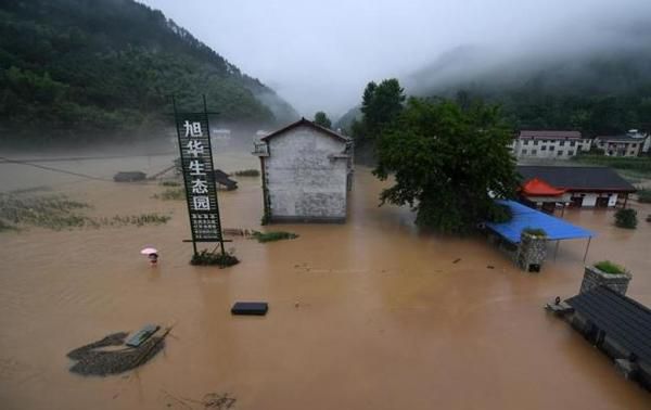Повінь у Китаї: Мільйони постраждалих. Згідно з офіційними даними, в країні більше 2,18 мільйонів га сільгоспугідь були затоплені, 30 тис. будівель зруйновано.