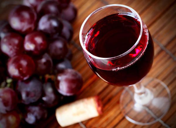 Вчені назвали алкоголь, який рятує від раку. Речовина ресвератрол, що міститься в шкірці винограду і червоному вині, може запобігти розвитку раку.