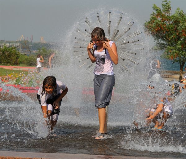 Прогноз погоди в Україні на 29 липня: спека до + 33 °, місцями дощі з грозами. В Україні вночі місцями, і вдень в західних, південних регіонах, а також Вінницькій і Житомирській областях очікуються короткочасні дощі, місцями грози.