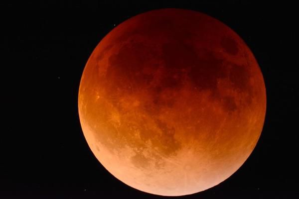 Астронавт показав місячне затемнення з космосу. Більшості у всьому світі пощастило спостерігати повне місячне затемнення в ніч на суботу, яке було найтривалішим місячним затемненням 21-го століття.