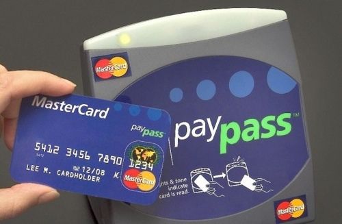 Мужик показав, наскільки легко вкрасти гроші з вашої "безконтактної" карти. Замовляйте в банку тільки старі картки, а не PayPass.