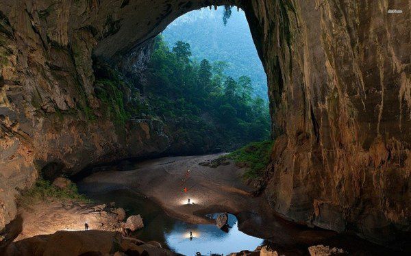 Ось найбільша в світі печера у В'єтнамі. Багато вірять, що це портал в новий світ. Остерігайтеся динозаврів :).