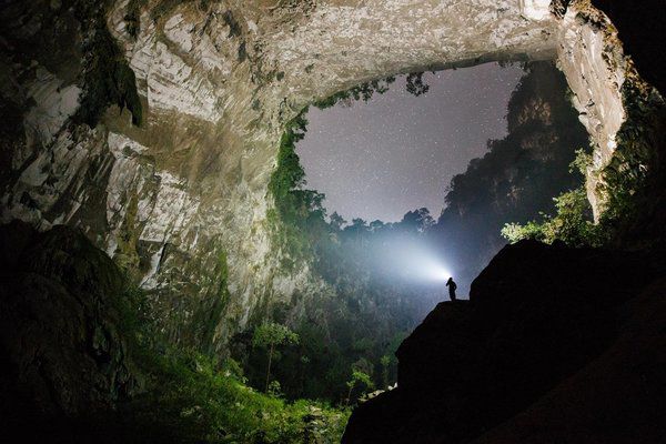 Ось найбільша в світі печера у В'єтнамі. Багато вірять, що це портал в новий світ. Остерігайтеся динозаврів :).