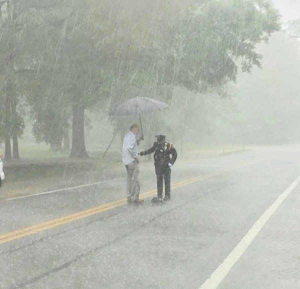 Люди здивувалися, побачивши поліцейську, що стояла на дорозі під дощем. А довідавшись про причину, здивувалися ще більше. Ситуація, в яку потрапили Кароліна Хеммет з чоловіком міста Грінбелті, штат Меріленд (США), здається дуже дивною.