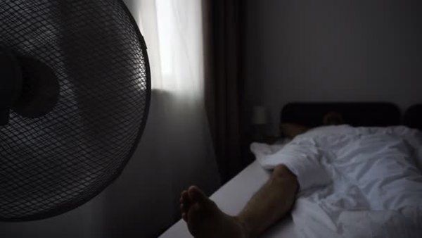 Медики попередили про небезпеку сну в кімнаті з працюючим вентилятором. Вентилятори названі причиною небезпечних хвороб.