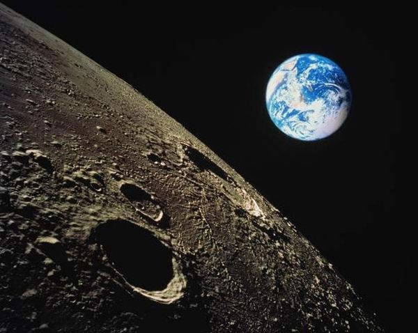 Астрономи зафіксували незвичайне явище на Місяці. Менш ніж за добу на місяці зафіксували падіння двох подібних на метеорити об'єктів.