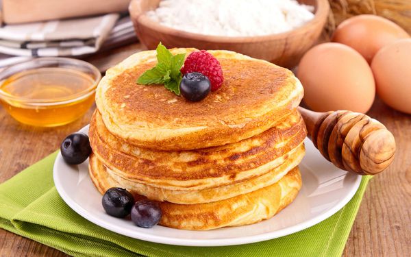 Прості оладки з персиком на сніданок. Вам потрібно тільки змішати всі інгредієнти і підсмажити тісто на сковороді.