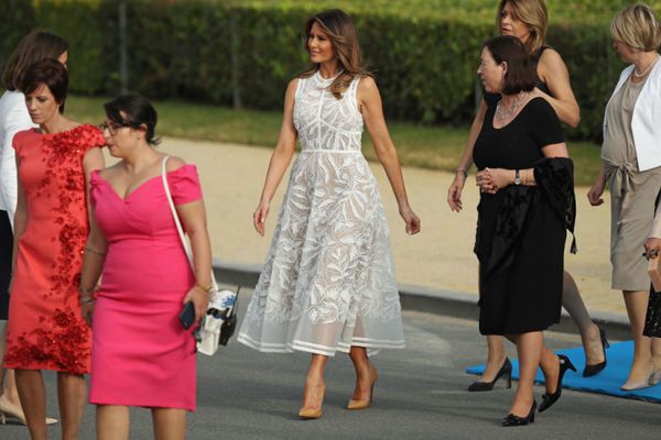 Надівши шикарну сукню за $7 500, Меланія Трамп прикувала до себе увагу учасників саміту НАТО. Погляньте самі на цей довершений образ!
