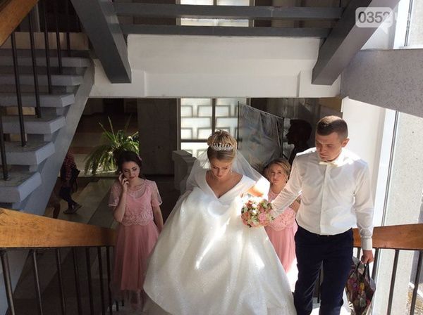 У Тернополі дівчина прийшла до вузу на іспит у весільній сукні. Іванні Майхер-Снігур довелося здавати тест на вступ до магістратури відразу після весілля.