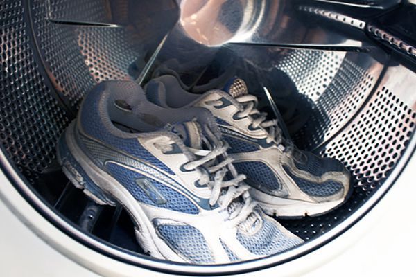 Як правильно прати кросівки. Любителі зручного спортивного взуття звикли дбайливо доглядати за ним, особливо коли мова йде про брендові і дорогі кросівки чи кеди.